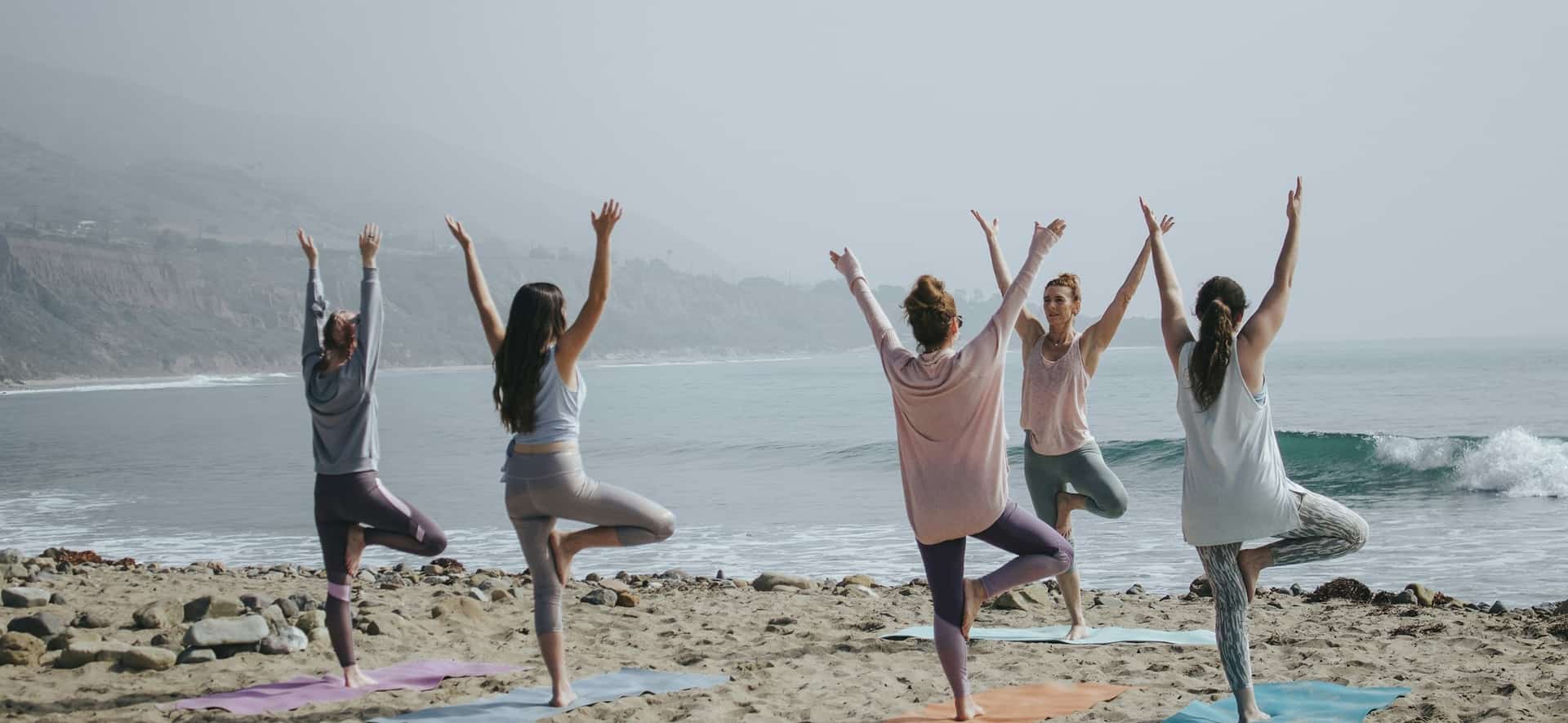 Salariées pratiquant la gym sur la plage dans le cadre d’un événement organisé par la Commission Loisirs pour renforcer le bien-être et la cohésion d’équipe.