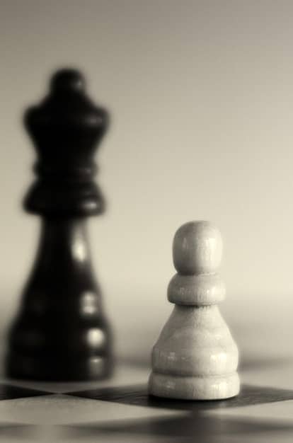 Pièces d’échecs symbolisant les enjeux sociaux et la la gestion stratégique des parcours professionnels pour renforcer le bien-être en entreprise.