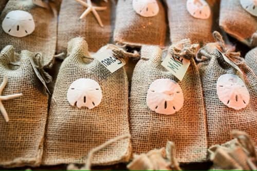 Huit pochettes en jute symbolisant un parcours d’échanges individualisés, adaptés aux rythmes et attentes de chaque formateur.