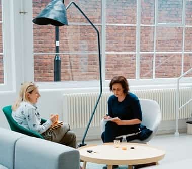 Rencontre informelle entre collaborateurs pour partager des retours d'expérience sur les événements et les temps forts collectifs au sein de l’entreprise.