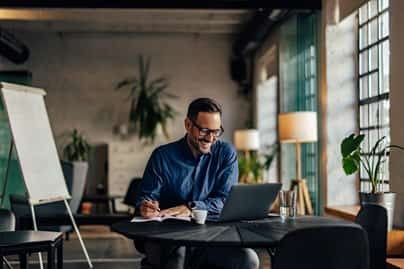 Elu du CSE en visio pour maintenir le lien social et lutter contre l’isolement en télétravail, gage d’un climat professionnel positif et d’une organisation transparente.